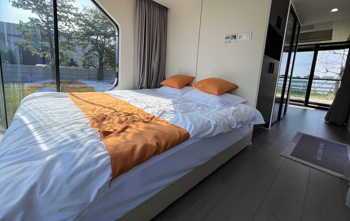 Intérieur aménagé de la Capsule House E6