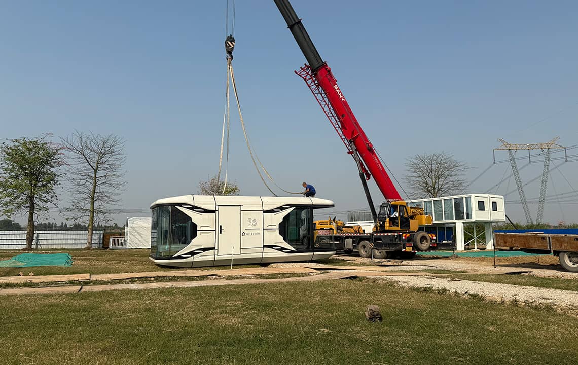 Installation de la Capsule House E6 par grutage