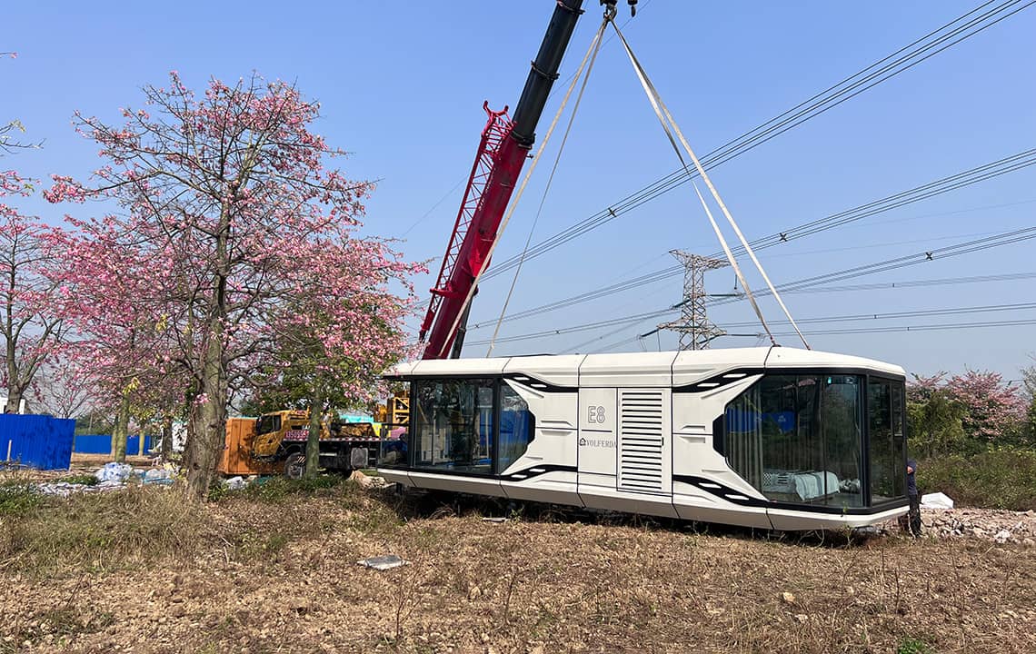 Installation de la Capsule House E8 par grutage
