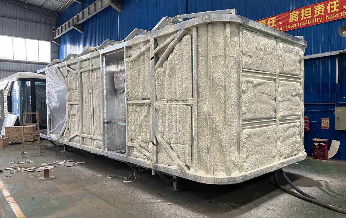 Système d'isolation et vitrage Low-E de la Capsule House E8